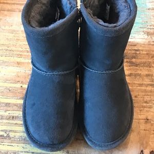 EUC Bearpaw Emma Boots; Size 9